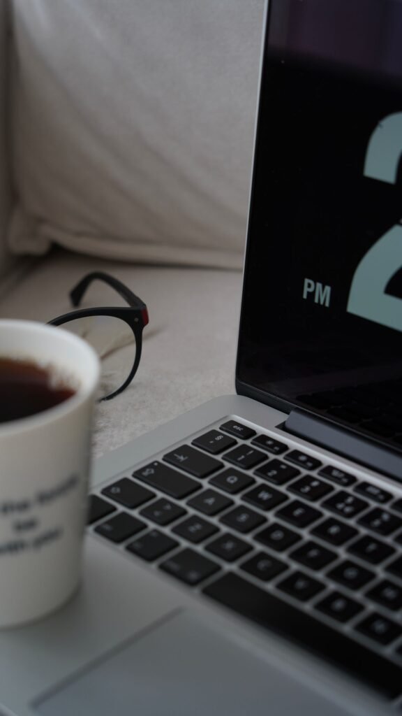Pessoa trabalhando em home office