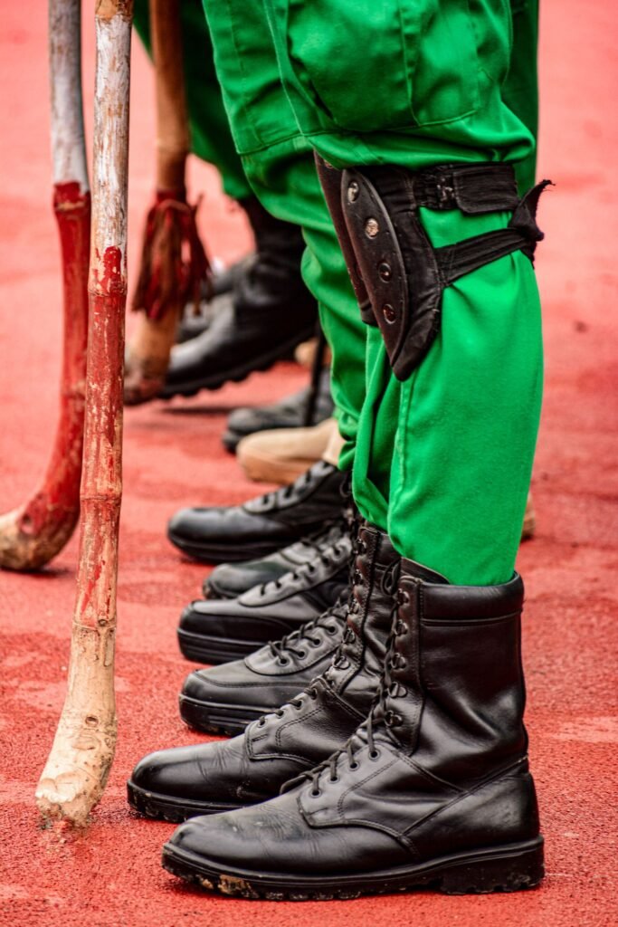 Botas militares enfileiradas