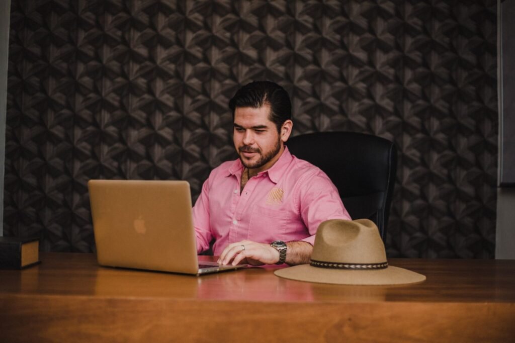 Empresário trabalhando em sua mesa