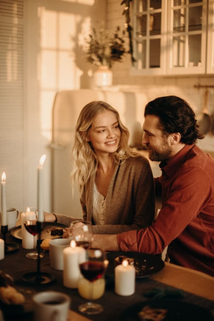 Casal sentado à mesa