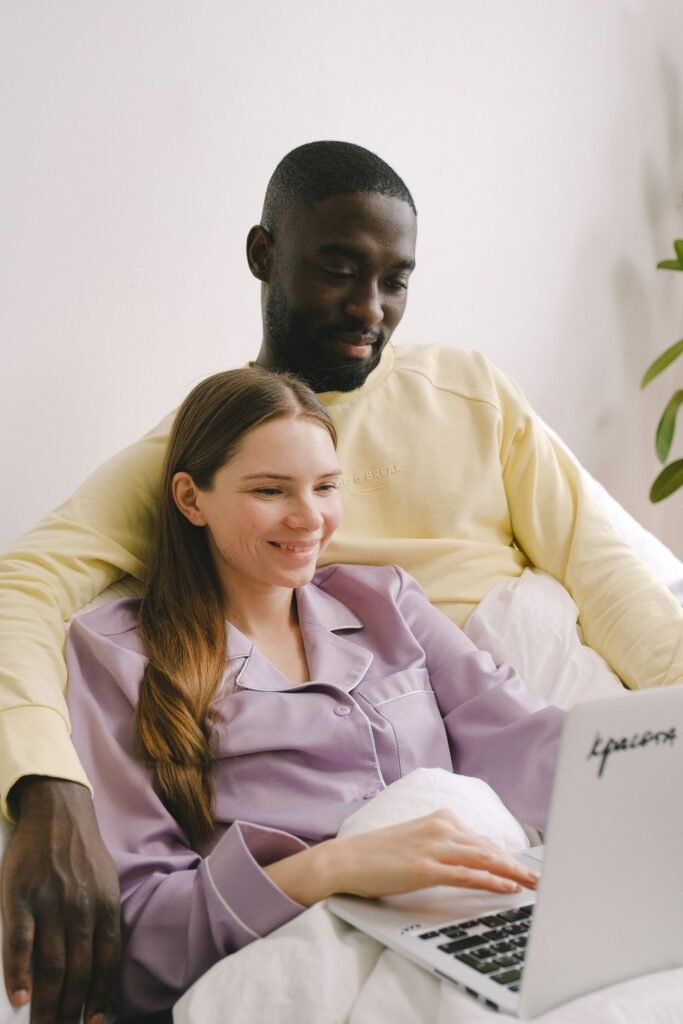Casal abraçado usando o notebook