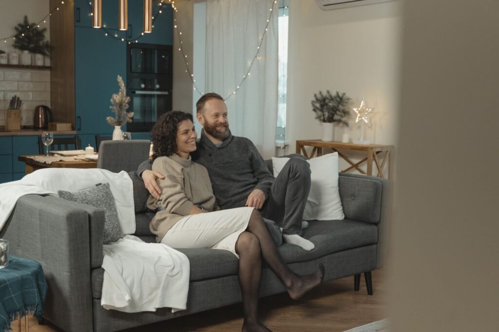 Casal sentado no sofá de casa