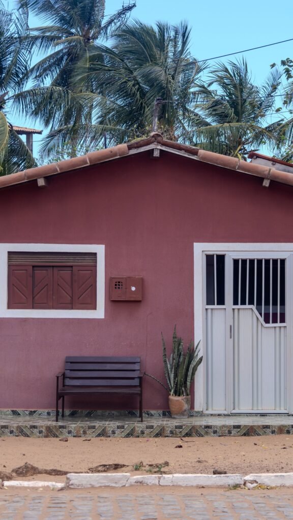 Casa colorida em rua residencial